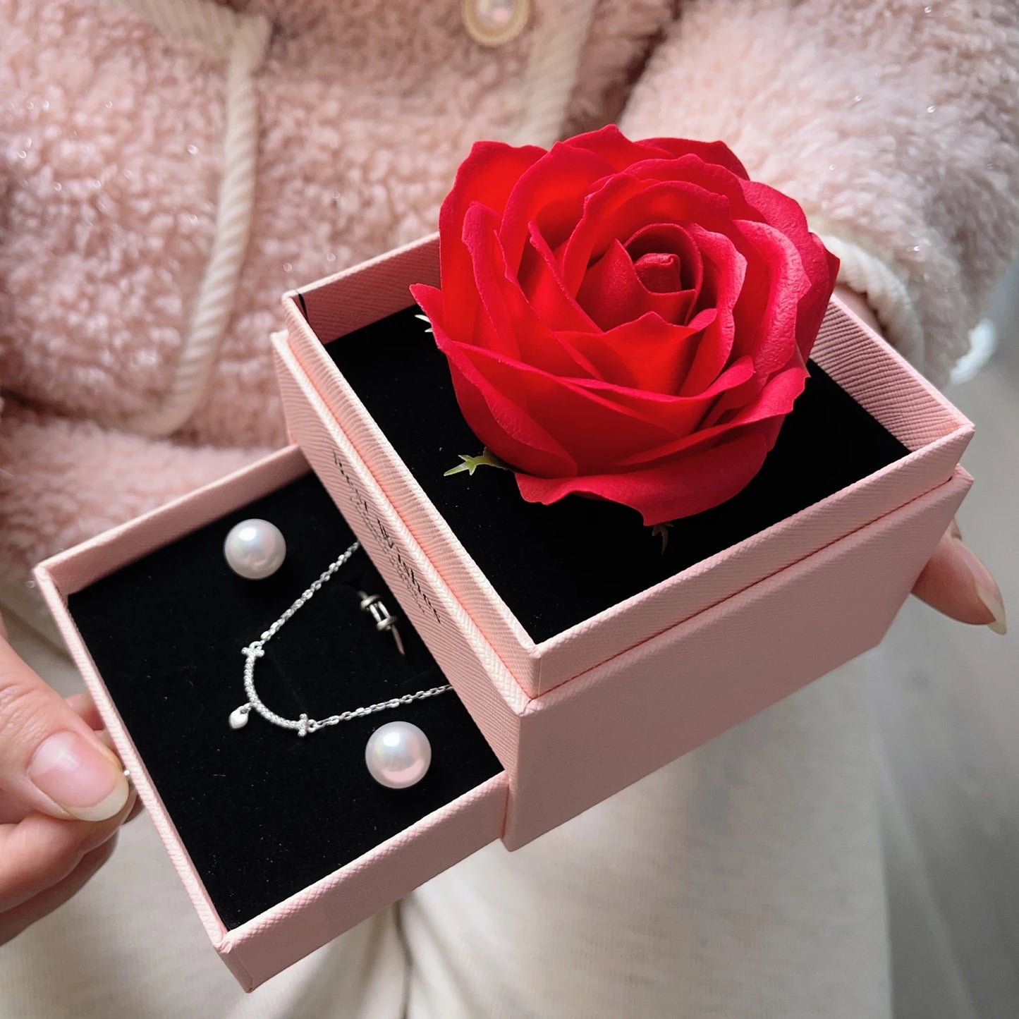 Romantic Rose Jewelry Gift Box – The Perfect Expression of Love